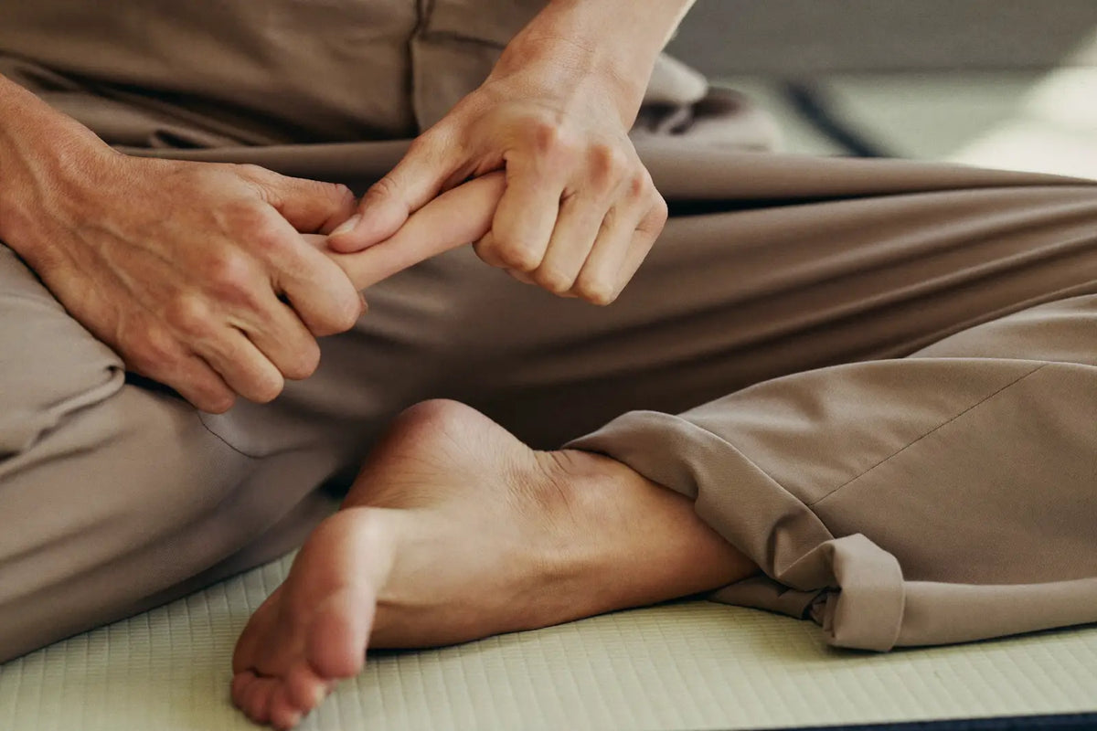 Acupression des pieds, pression sur le point Yongquan