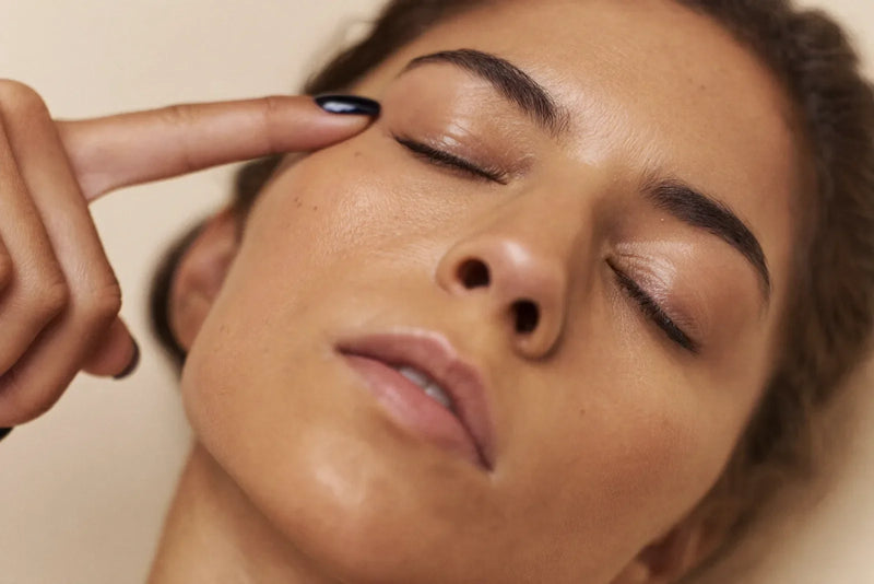 Femme pressant un point d'acupression du visage